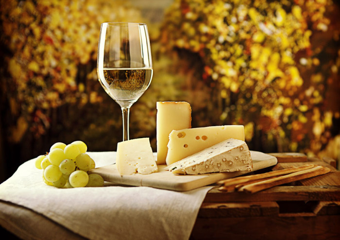 Du vin blanc avec le fromage